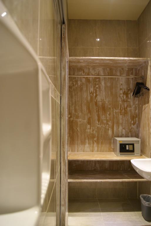 Wisma tamu Sugiras Living 2*